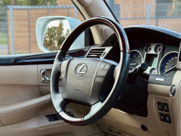 2010 Lexus LX 570 III, белый, 2590000 рублей - вид 10