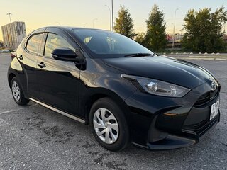 2021 Toyota Yaris IV, чёрный, 1299000 рублей, вид 2