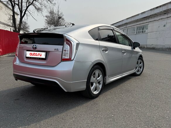 2014 Toyota Prius III Рестайлинг (XW30), серебристый, 1100000 рублей - вид 3