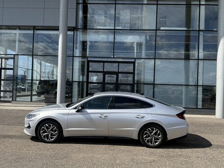 2021 Hyundai Sonata VIII (DN8), серебристый, 1755000 рублей, вид 4