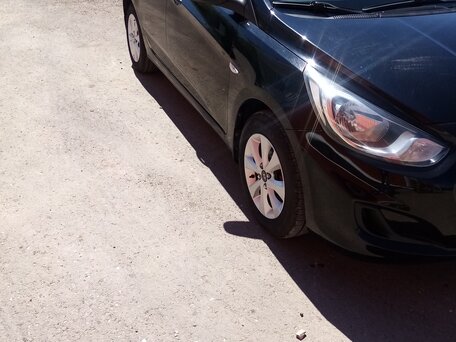 2013 Hyundai Solaris I, чёрный, 825000 рублей, вид 1