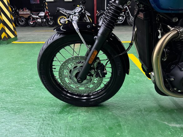 2023 Triumph Bonneville T100, синий, 1075000 рублей - вид 26