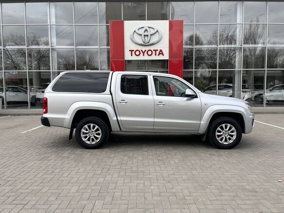 2017 Volkswagen Amarok I Рестайлинг, серебристый, 2590000 рублей - вид 2