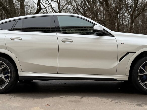 2021 BMW X6 40d III (G06), белый, 6200000 рублей - вид 10