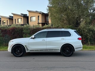 2022 BMW X7 40i I (G07) Рестайлинг, белый, 6800000 рублей, вид 4