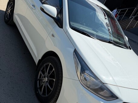 2018 Hyundai Solaris II, белый, 1004000 рублей, вид 1