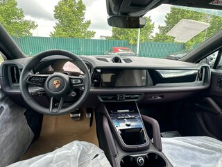 2026 Porsche Cayenne GTS Coupé III Рестайлинг, серый, 27000000 рублей, вид 4