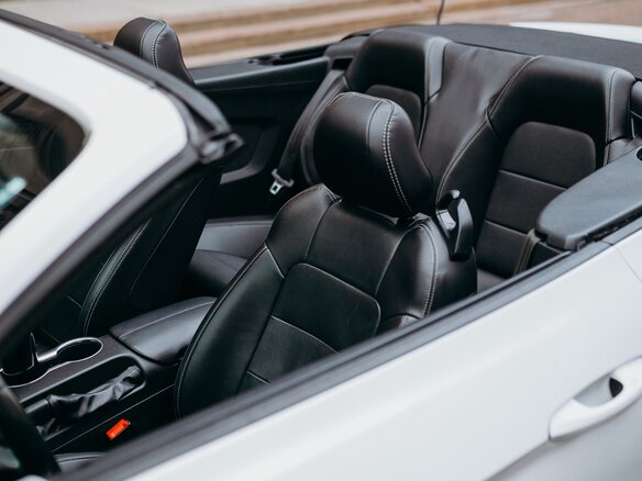 2017 Ford Mustang VI Рестайлинг, белый, 2250000 рублей - вид 25