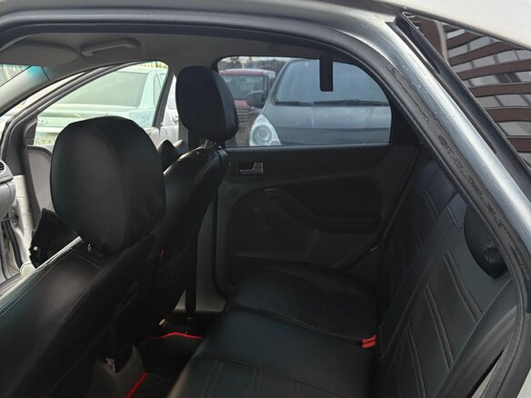 2011 Ford Focus II Рестайлинг, серебристый - вид 9
