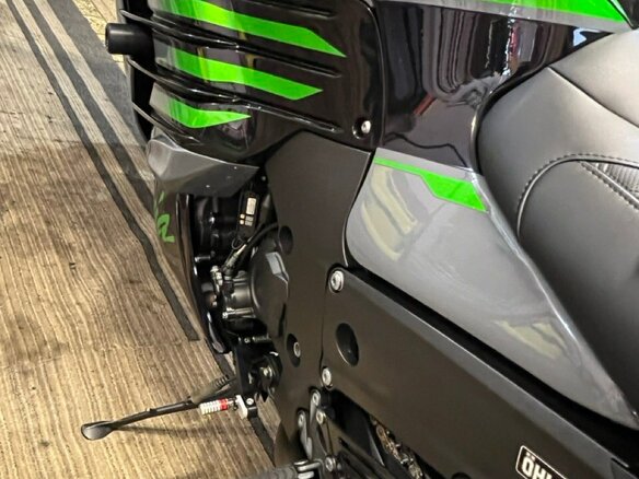 2021 Kawasaki ZZR 1400, серый, 1463310 рублей - вид 8