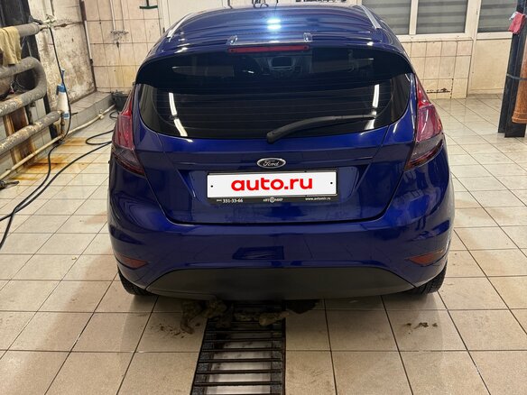 2015 Ford Fiesta Mk6 Рестайлинг, синий, 900000 рублей - вид 4