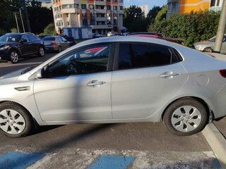 2017 Kia Rio III Рестайлинг, серебристый, 1200000 рублей, вид 4