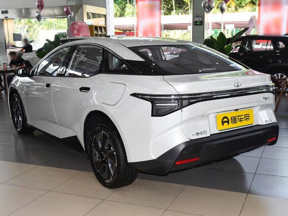 2026 Toyota bZ3, белый, 2701000 рублей - вид 3