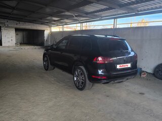 2010 Volkswagen Touareg II, чёрный, 2100000 рублей, вид 2
