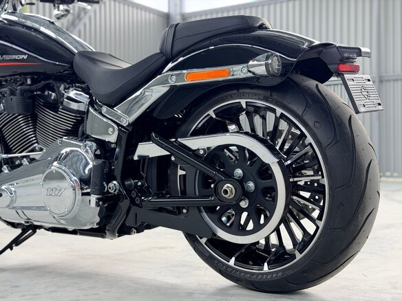 2024 Harley-Davidson Breakout, чёрный - вид 13