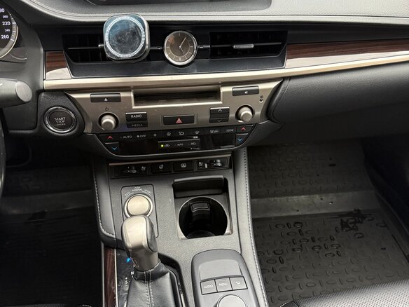 2017 Lexus ES 250 VI Рестайлинг, белый, 2699999 рублей - вид 14