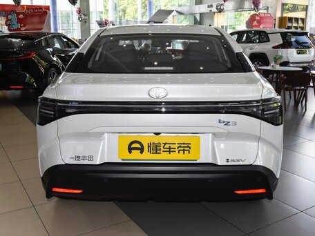 2026 Toyota bZ3, белый, 2512000 рублей, вид 3