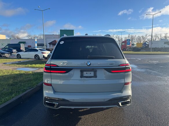 2022 BMW X7 40i I (G07) Рестайлинг, серый, 7120000 рублей - вид 5