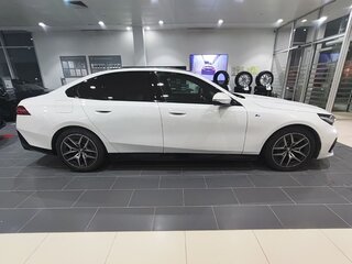 2025 BMW 5 серии 523d xDrive VIII (G60/G61/G68), белый, 9650000 рублей, вид 4