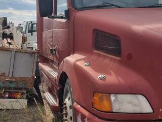 2002 Volvo VNL, красный, 900000 рублей, вид 4