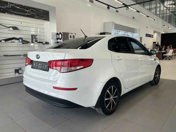 2016 Kia Rio III Рестайлинг, белый - вид 5