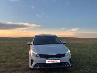 2021 Kia Rio IV Рестайлинг, серый, 1550000 рублей, вид 2