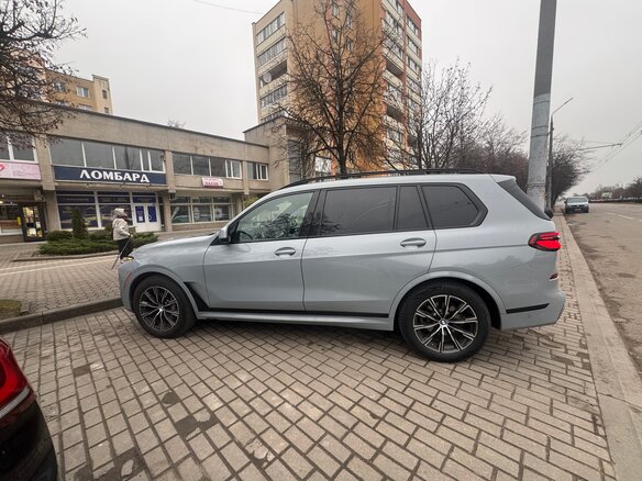 2022 BMW X7 40i I (G07) Рестайлинг, серый, 7120000 рублей - вид 7