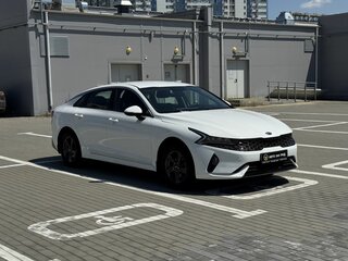 2021 Kia K5 III, белый, 1400000 рублей, вид 1