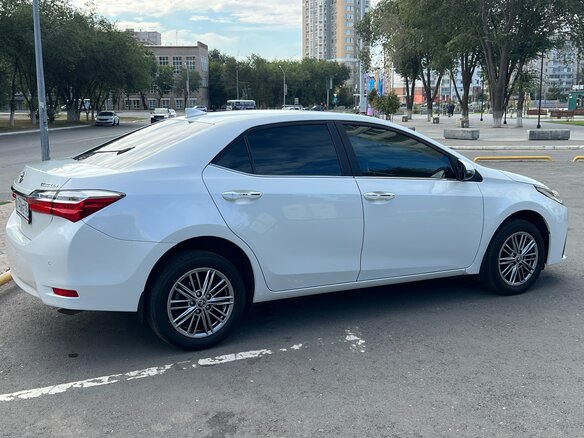 2018 Toyota Corolla XI (E160, E170, E180) Рестайлинг 1, белый - вид 5