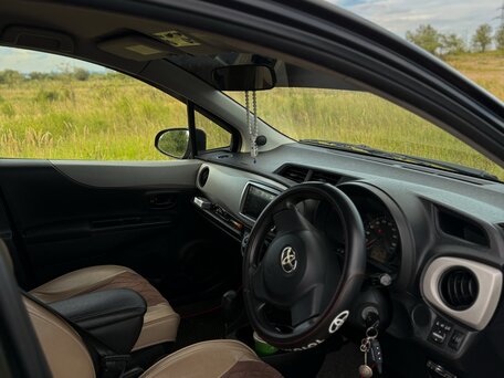 2011 Toyota Vitz III (XP130), чёрный, 600000 рублей, вид 5