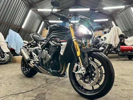2021 Triumph Speed Triple, чёрный, 1390000 рублей, вид 2