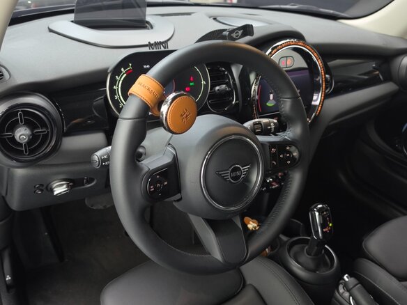 2022 Mini Hatch Cooper III (F55/F56) Рестайлинг 2, чёрный, 1726000 рублей - вид 4