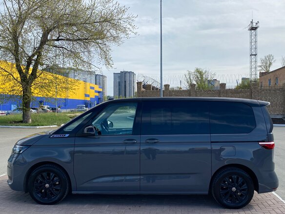 2022 Volkswagen Multivan T7, серый, 5850000 рублей - вид 34