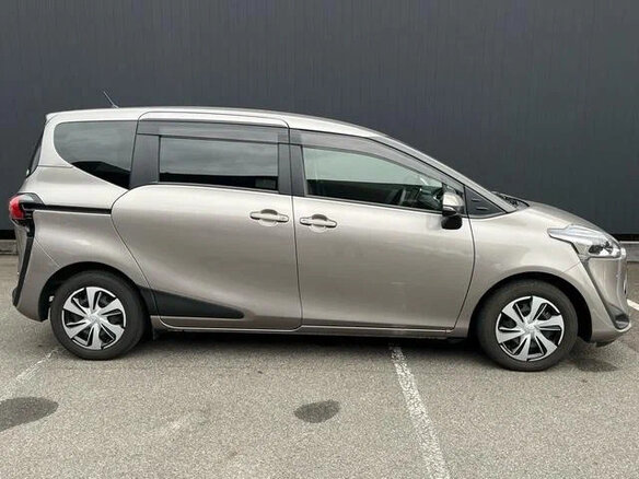 2021 Toyota Sienta II Рестайлинг, серый - вид 5