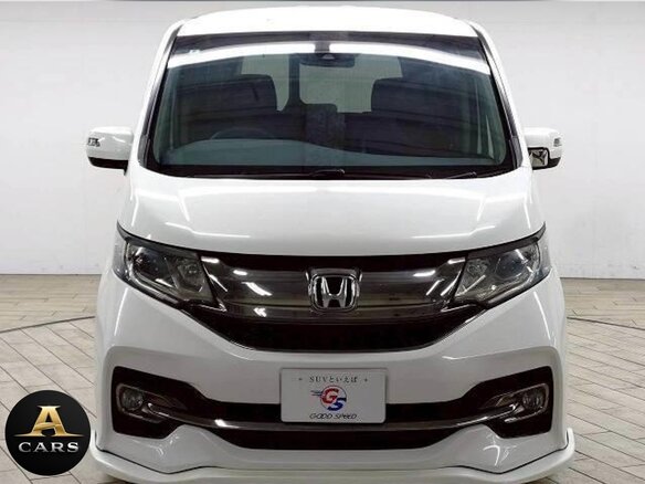 2017 Honda Stepwgn Spada V Рестайлинг, белый, 1600000 рублей