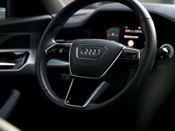 2024 Audi Q6 50 TFSI, серый, 7210000 рублей - вид 6