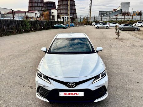 2021 Toyota Camry VIII (XV70) Рестайлинг, белый, 3350000 рублей, вид 3