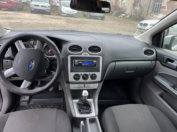 2010 Ford Focus II Рестайлинг, серебристый, 400000 рублей - вид 5