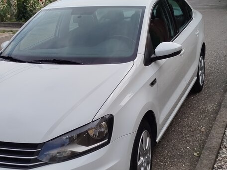 2017 Volkswagen Polo V Рестайлинг, белый, 840000 рублей, вид 1