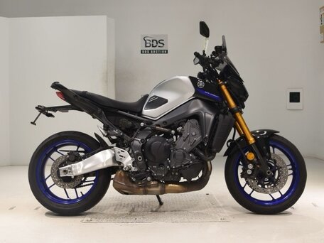 2023 Yamaha MT-09 (FZ-09), серебристый, 932000 рублей, вид 2