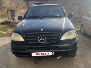 1998 Mercedes-Benz M-Класс 320 I (W163), чёрный, 550000 рублей, вид 1