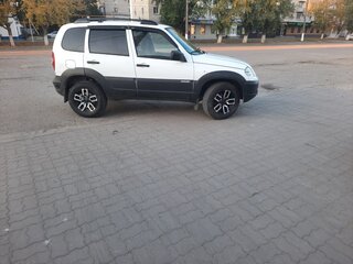 2017 Chevrolet Niva I Рестайлинг, белый, 600000 рублей, вид 1
