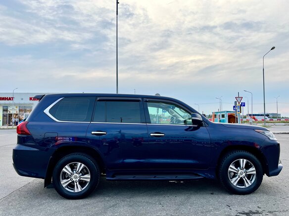 2017 Lexus LX 450d III Рестайлинг 2, синий, 6750000 рублей - вид 3