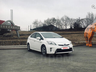 2013 Toyota Prius III Рестайлинг (XW30), белый, 1000000 рублей, вид 3