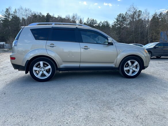 2007 Mitsubishi Outlander II, бежевый, 1500000 рублей - вид 2