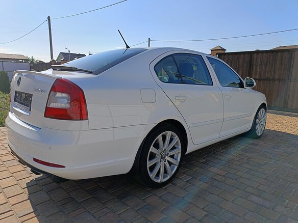 2011 Skoda Octavia II (A5) Рестайлинг, белый, 1150000 рублей - вид 2