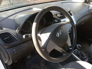 2015 Hyundai Solaris I Рестайлинг, белый, 650000 рублей, вид 2