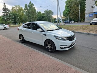 2015 Kia Rio III Рестайлинг, белый, 700000 рублей, вид 4