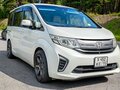 2015 Honda Stepwgn V, белый, 1600000 рублей - вид 1