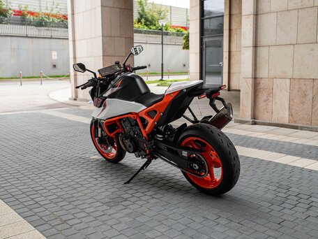 2026 KTM 990 Duke, оранжевый, 1990000 рублей, вид 3